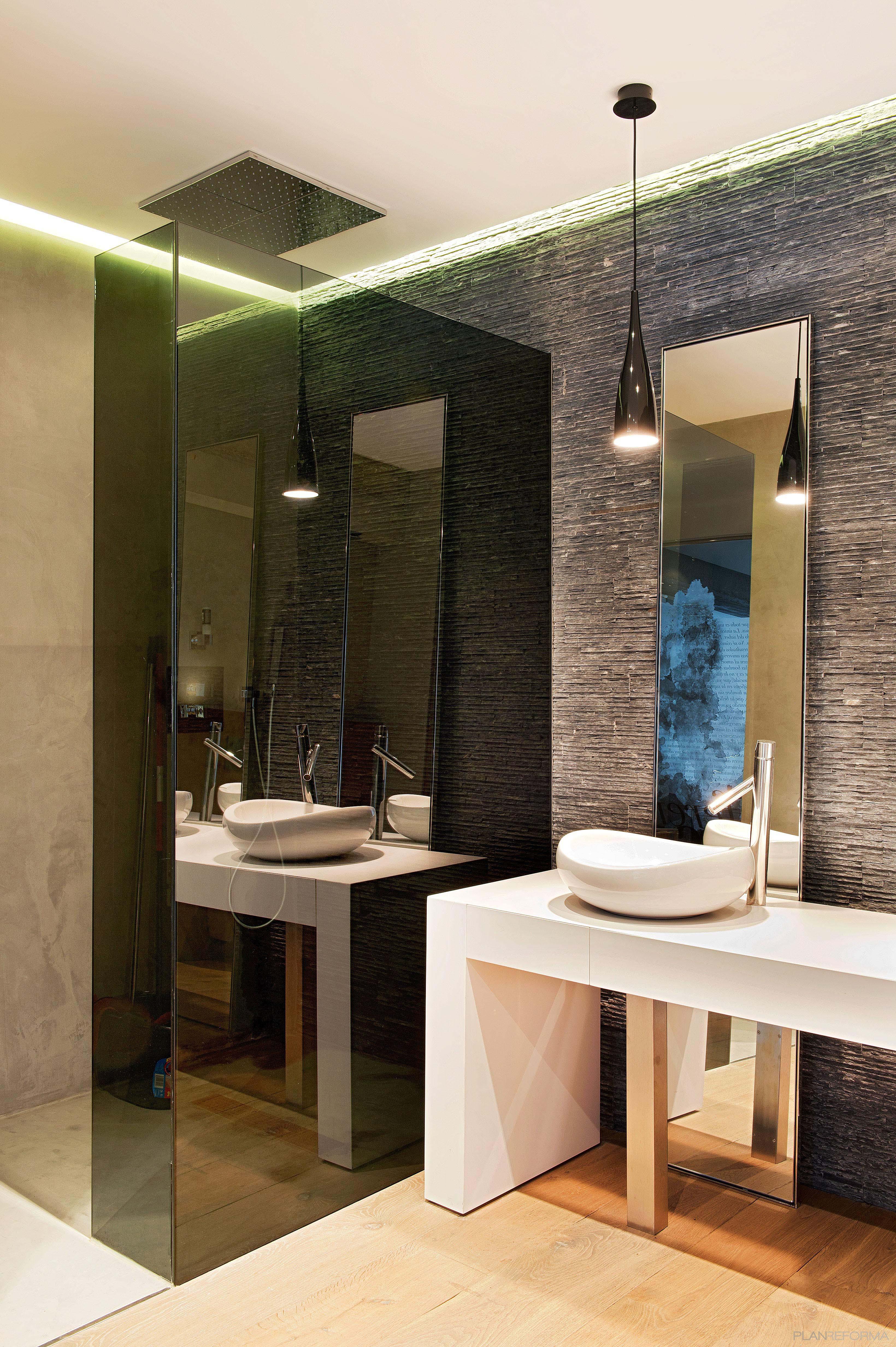 Baño Estilo moderno Color marron, blanco, gris, gris, negro  diseñado por estudioitales | Decorador 