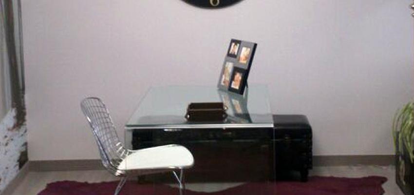 Oficina style moderno color rojo, blanco, negro  diseñado por Habitaka | Interiorista 