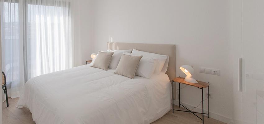 Dormitorio Estilo moderno Color beige, beige, blanco  diseñado por Diana Arlauskas | Interiorista | Copyright Diana Arlauskas