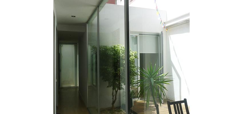Pasillo, Patio style mediterraneo color marron, verde, blanco  diseñado por encajes de arquitectura | Arquitecto | Copyright propietaria de la imagen