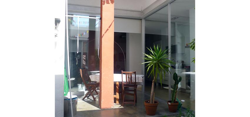 Terraza, Patio style mediterraneo color azul, marron, marron, blanco, gris  diseñado por encajes de arquitectura | Arquitecto | Copyright propietaria de la imagen