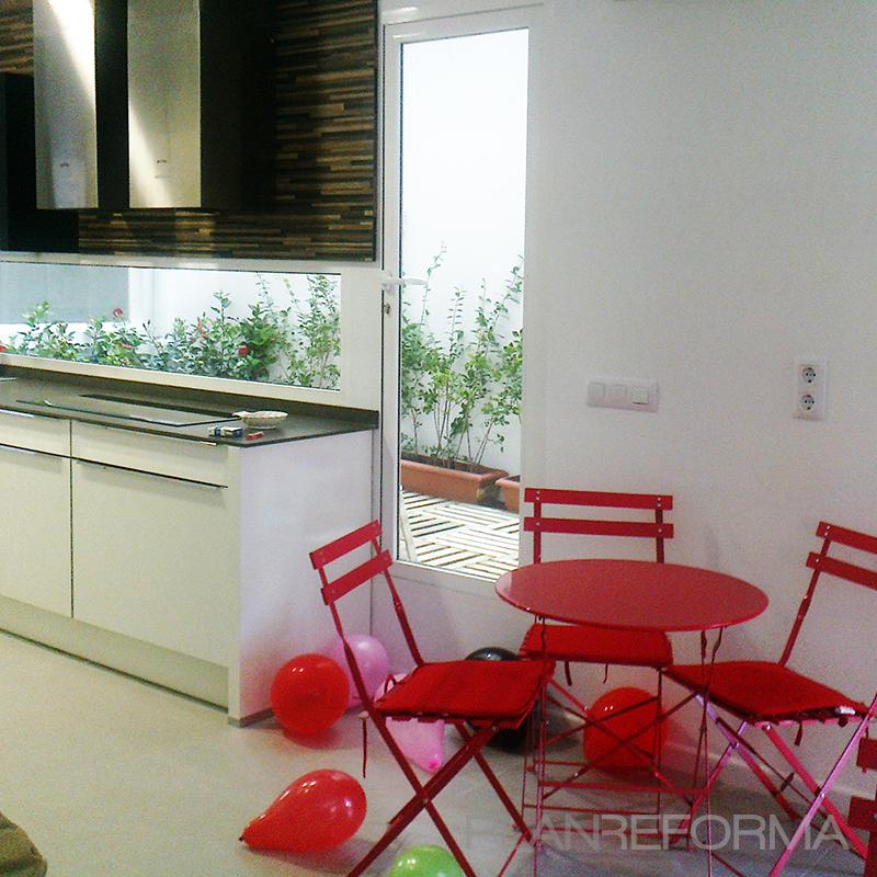 Cocina style tradicional color rojo, marron, blanco, gris  diseñado por encajes de arquitectura | Arquitecto 