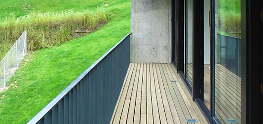 Exterior Estilo moderno Color verde, azul oscuro, gris  diseñado por Ortega Arquitectos Técnicos | Arquitecto Técnico | Copyright Igor Ortega