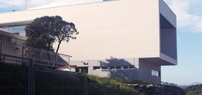 Exterior Estilo moderno Color blanco, gris  diseñado por Ortega Arquitectos Técnicos | Arquitecto Técnico | Copyright Igor Ortega