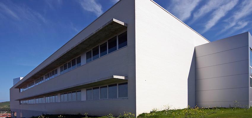 Exterior Estilo moderno Color blanco, gris  diseñado por Ortega Arquitectos Técnicos | Arquitecto Técnico | Copyright Igor Ortega
