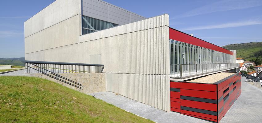 Exterior Estilo moderno Color rojo, gris, gris  diseñado por Ortega Arquitectos Técnicos | Arquitecto Técnico | Copyright Igor Ortega