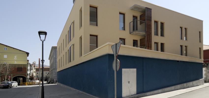 Exterior Estilo contemporaneo Color amarillo, azul oscuro, bronce  diseñado por Ortega Arquitectos Técnicos | Arquitecto Técnico | Copyright Igor Ortega