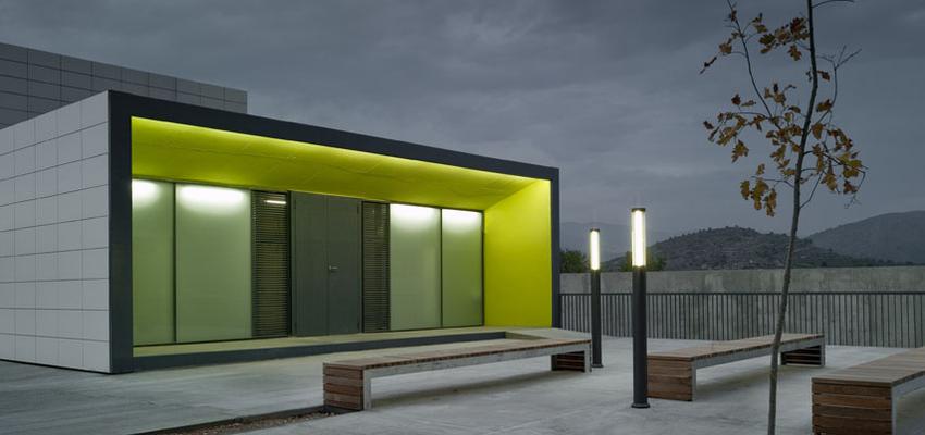 Exterior Estilo moderno Color verde, marron, gris  diseñado por ADI ESCURA ARQUITECTOS | Arquitecto | Copyright ADI ARQUITECTURA