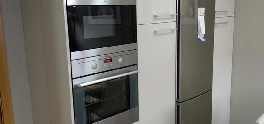 Cocina Estilo contemporaneo Color beige, gris, gris  diseñado por DELMAZO INTERIORISMO SLU | Gremio | Copyright DELMAZO INTERIORISMO SLU