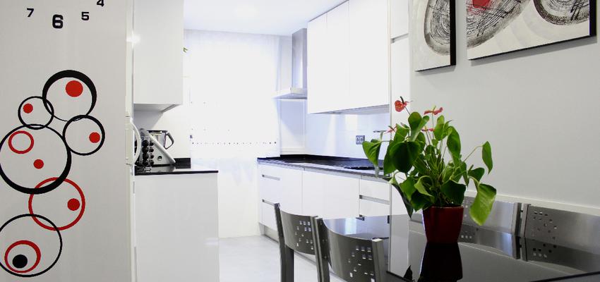 Cocina Estilo contemporaneo Color rojo, gris, negro  diseñado por GRUPO STYLO REFORMAS Y DECORACIÓN S.L. | Gremio 