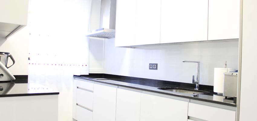 Cocina Estilo contemporaneo Color blanco, gris, negro  diseñado por GRUPO STYLO REFORMAS Y DECORACIÓN S.L. | Gremio 