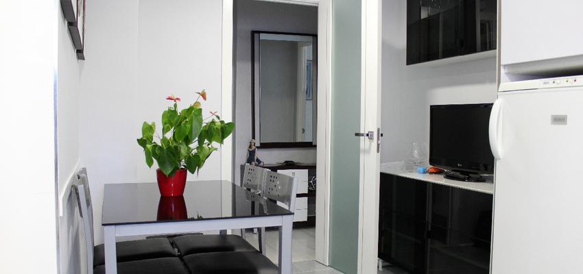 Sala de la TV Estilo contemporaneo Color rojo, gris, gris  diseñado por GRUPO STYLO REFORMAS Y DECORACIÓN S.L. | Gremio 