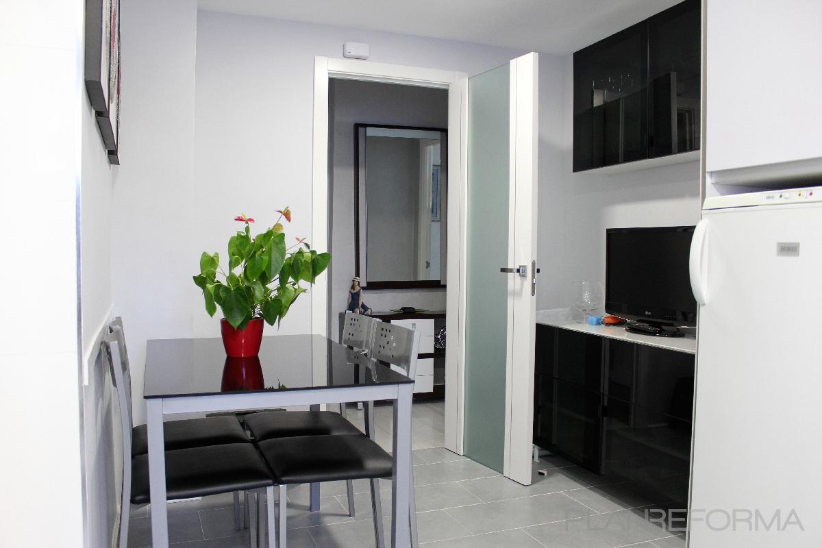 Sala de la TV Estilo contemporaneo Color rojo, gris, gris  diseñado por GRUPO STYLO REFORMAS Y DECORACIÓN S.L. | Gremio 