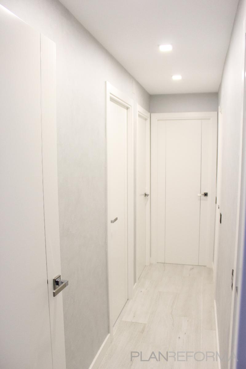 Pasillo Estilo contemporaneo Color blanco, gris  diseñado por GRUPO STYLO REFORMAS Y DECORACIÓN S.L. | Gremio 