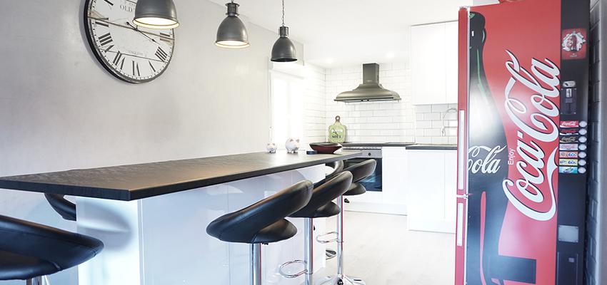 Comedor, Cocina, Loft Estilo moderno Color rojo, blanco, negro  diseñado por GRUPO STYLO REFORMAS Y DECORACIÓN S.L. | Gremio | Copyright Grupo Stylo Reformas y Decoración S.L.