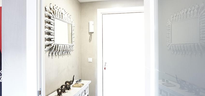 Recibidor Estilo moderno Color blanco, gris  diseñado por GRUPO STYLO REFORMAS Y DECORACIÓN S.L. | Gremio | Copyright Grupo Stylo Reformas y Decoración S.L.