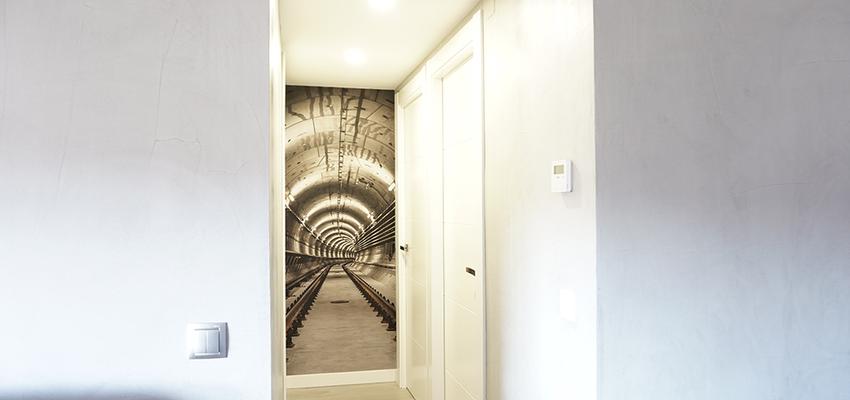 Pasillo Estilo moderno Color blanco, gris, gris  diseñado por GRUPO STYLO REFORMAS Y DECORACIÓN S.L. | Gremio | Copyright Grupo Stylo Reformas y Decoración S.L.