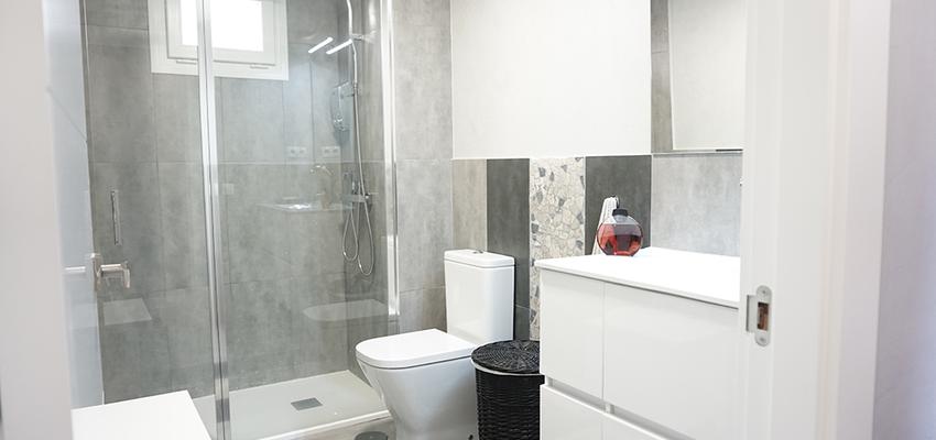 Baño Estilo moderno Color blanco, gris, negro  diseñado por GRUPO STYLO REFORMAS Y DECORACIÓN S.L. | Gremio | Copyright Grupo Stylo Reformas y Decoración S.L.