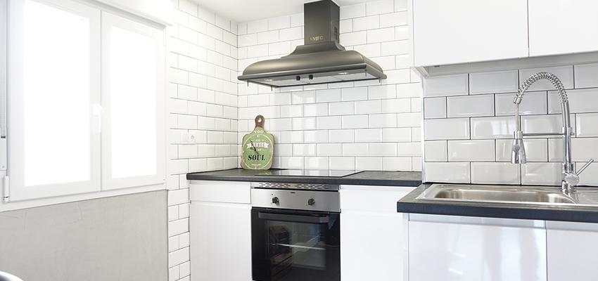 Cocina Estilo moderno Color blanco, gris, negro  diseñado por GRUPO STYLO REFORMAS Y DECORACIÓN S.L. | Gremio | Copyright Grupo Stylo Reformas y Decoración S.L.