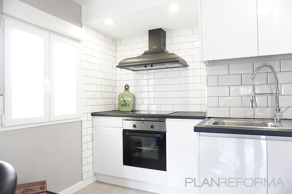 Cocina Estilo moderno Color blanco, gris, negro  diseñado por GRUPO STYLO REFORMAS Y DECORACIÓN S.L. | Gremio | Copyright Grupo Stylo Reformas y Decoración S.L.