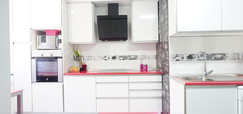 Cocina Estilo moderno Color rojo, rosa, blanco  diseñado por GRUPO STYLO REFORMAS Y DECORACIÓN S.L. | Gremio | Copyright stylo reformas y decoración sl