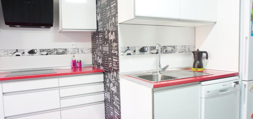 Cocina Estilo moderno Color rojo, blanco  diseñado por GRUPO STYLO REFORMAS Y DECORACIÓN S.L. | Gremio | Copyright stylo reformas y decoración sl