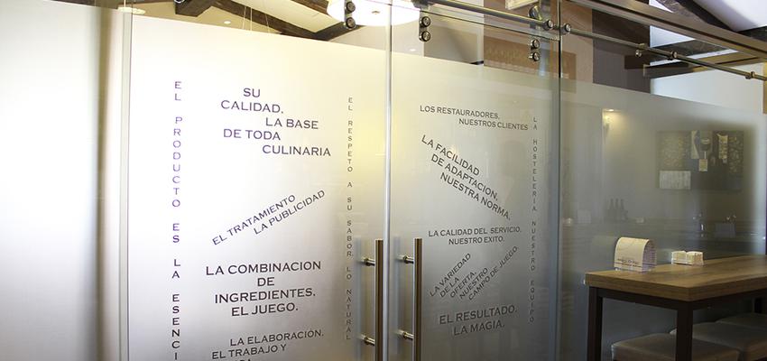 Restaurante, Cafeteria, Bar Estilo moderno Color beige, marron, blanco  diseñado por GRUPO STYLO REFORMAS Y DECORACIÓN S.L. | Gremio | Copyright Stylo