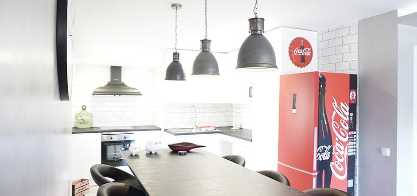 Cocina Estilo moderno Color rojo, marron, blanco  diseñado por GRUPO STYLO REFORMAS Y DECORACIÓN S.L. | Gremio | Copyright Stylo