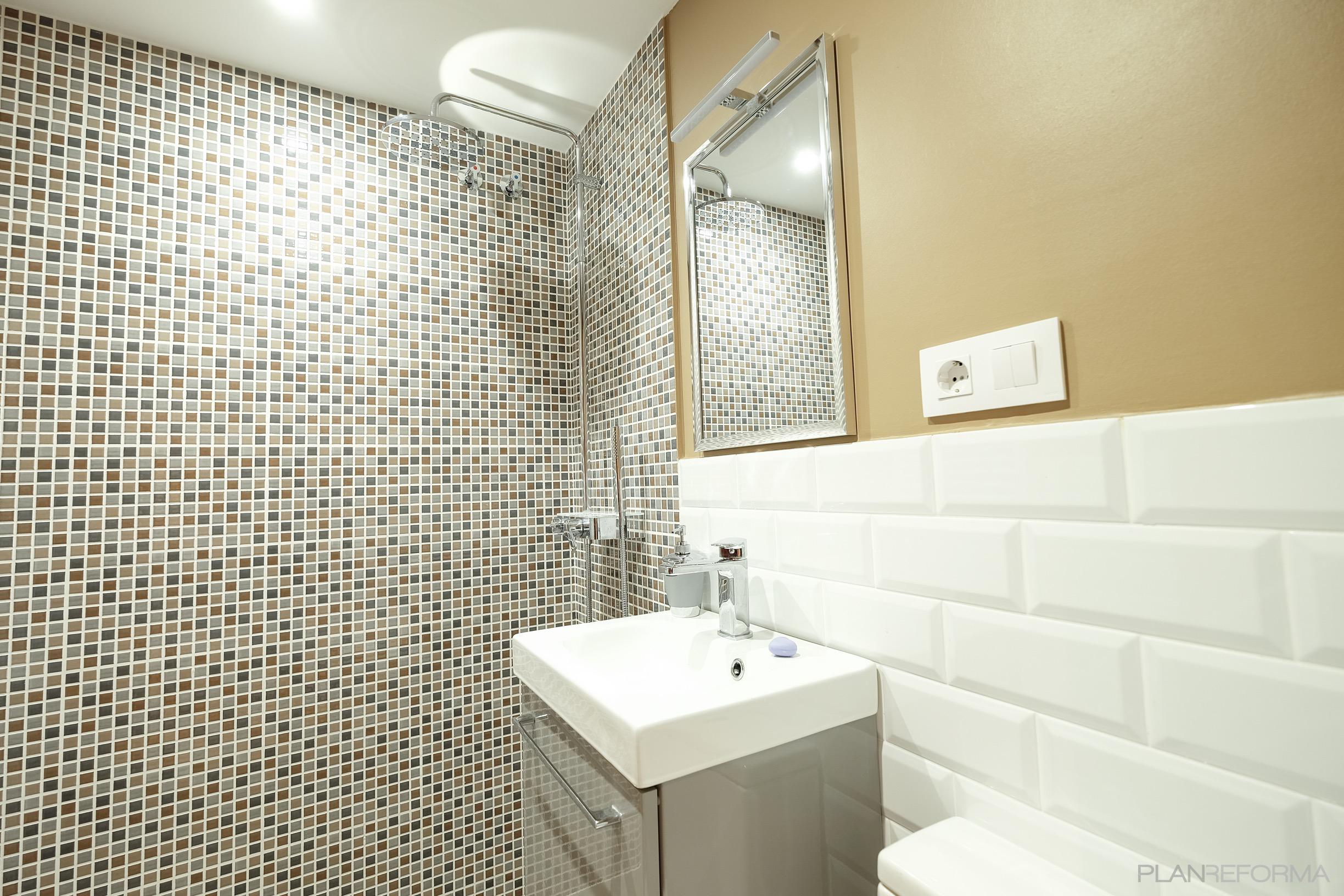 Baño Estilo contemporaneo Color marron, marron, blanco