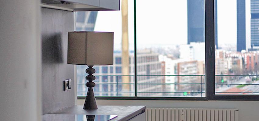 Cocina, Salon Estilo moderno Color blanco, gris, gris  diseñado por DCORE | Gremio 