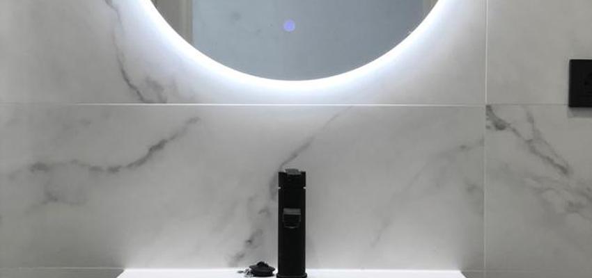 Baño Estilo moderno Color blanco, gris  diseñado por DCORE | Gremio 