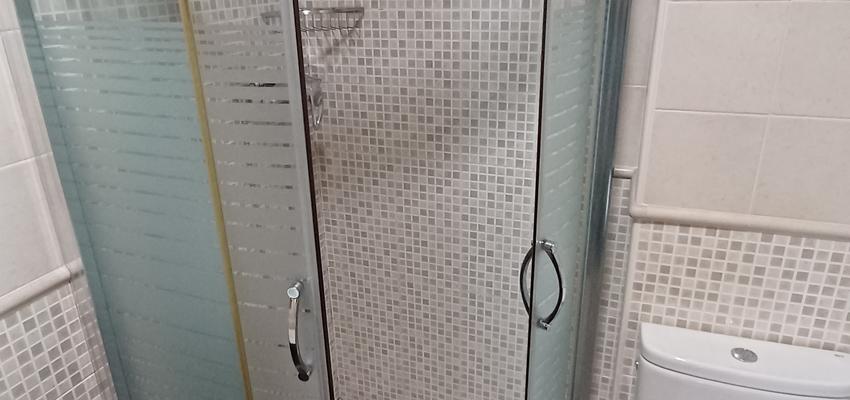 Baño Estilo contemporaneo Color gris, plateado  diseñado por Midas Reformas - Osvaldo S. Heredia | Reformista, constructor | Copyright Cambio de plato de ducha