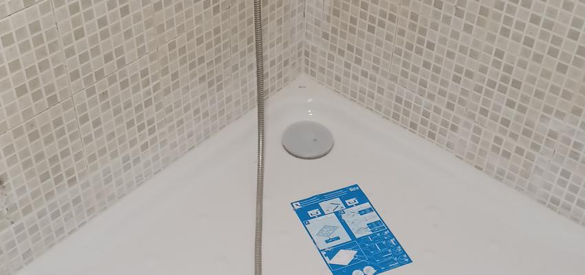 Baño Estilo contemporaneo Color blanco, plateado  diseñado por Midas Reformas - Osvaldo S. Heredia | Reformista, constructor | Copyright Cambio de plato de ducha