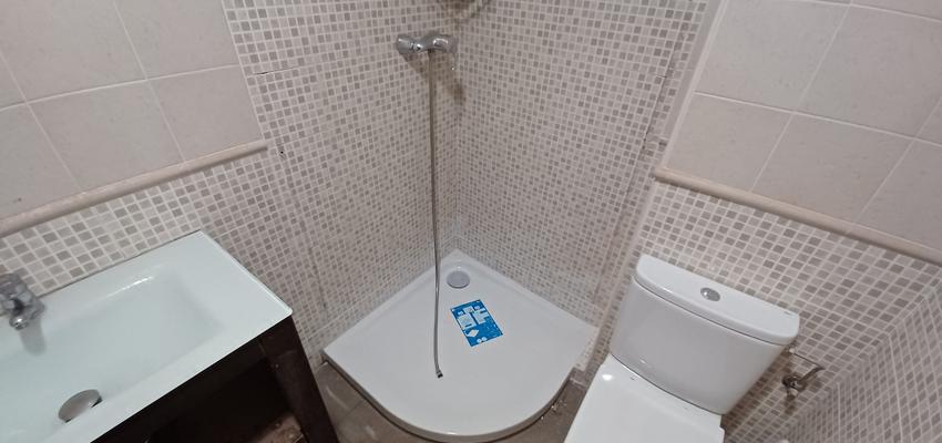 Baño Estilo contemporaneo Color blanco, gris, plateado  diseñado por Midas Reformas - Osvaldo S. Heredia | Reformista, constructor | Copyright Cambio de plato de ducha