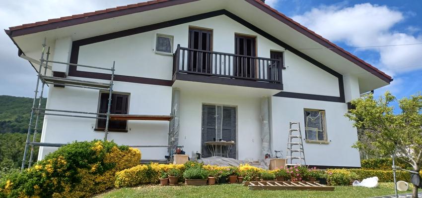 Exterior Estilo clasico Color marron oscuro, blanco, dorado  diseñado por Midas Reformas - Osvaldo S. Heredia | Reformista, constructor | Copyright Restauración de fachada