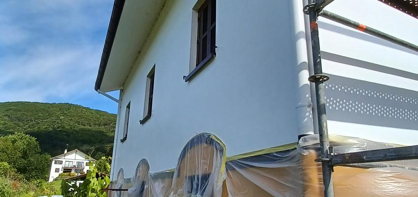 Exterior Estilo clasico Color marron oscuro, blanco, dorado  diseñado por Midas Reformas - Osvaldo S. Heredia | Reformista, constructor | Copyright Restauración de fachada