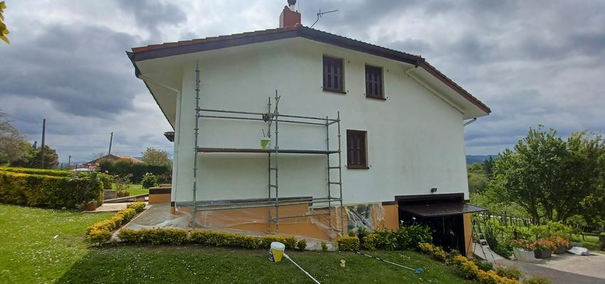 Exterior Estilo clasico Color marron oscuro, blanco, dorado  diseñado por Midas Reformas - Osvaldo S. Heredia | Reformista, constructor | Copyright Restauración de fachada