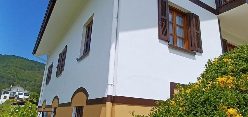 Exterior Estilo clasico Color marron oscuro, blanco, dorado  diseñado por Midas Reformas - Osvaldo S. Heredia | Reformista, constructor | Copyright Restauración de fachada