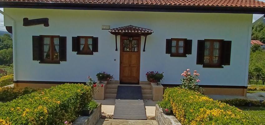 Exterior Estilo clasico Color marron oscuro, blanco, dorado  diseñado por Midas Reformas - Osvaldo S. Heredia | Reformista, constructor | Copyright Restauración de fachada