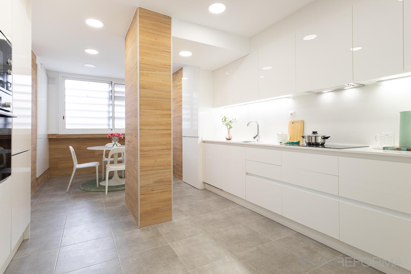 Cocina Estilo moderno Color marron, blanco, bronce