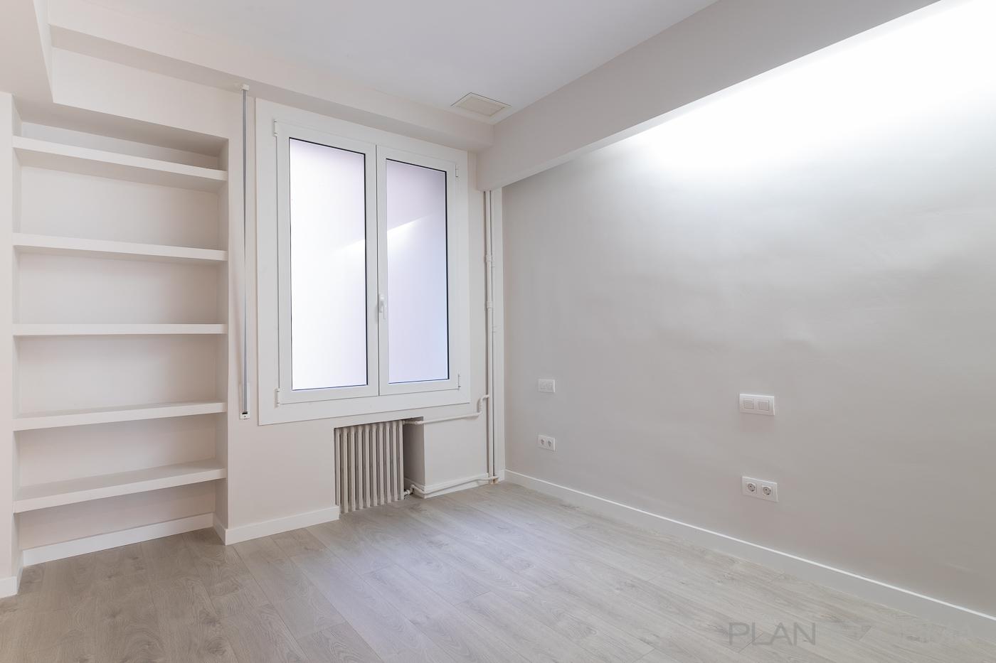 Dormitorio Estilo vanguardista Color blanco, gris, plateado