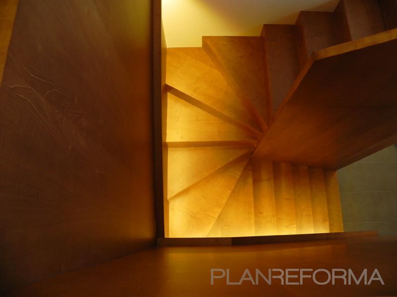 Escalera style moderno color ocre, marron  diseñado por Francesc Collmalivern Studio | Interiorista 