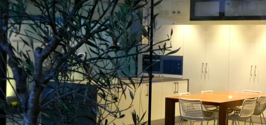 Comedor, Cocina style contemporaneo color marron, blanco, gris  diseñado por Francesc Collmalivern Studio | Interiorista 