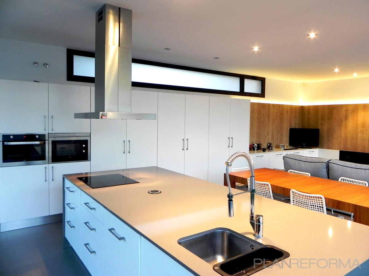 Comedor, Cocina style moderno color marron, blanco, gris  diseñado por Francesc Collmalivern Studio | Interiorista 