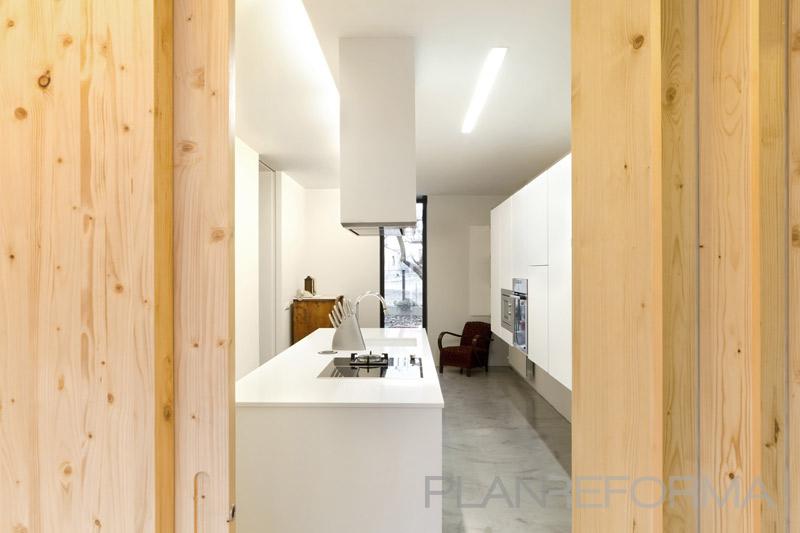 Cocina style moderno color beige, blanco  diseñado por Francesc Collmalivern Studio | Interiorista 