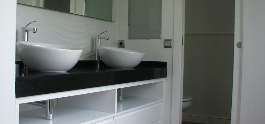 Baño Estilo moderno Color marron, blanco, negro  diseñado por Javier Alvarez | Arquitecto 