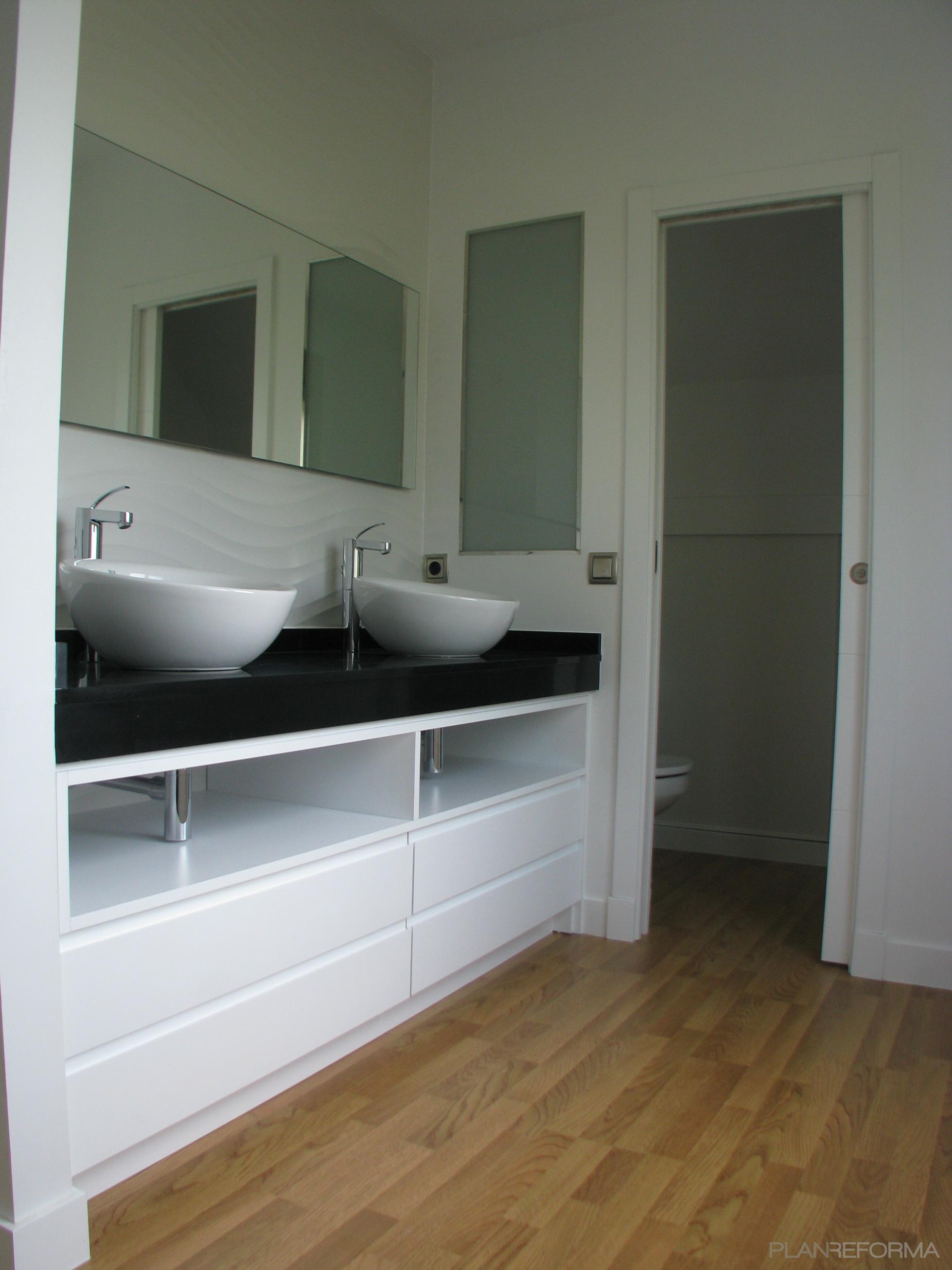 Baño Estilo moderno Color marron, blanco, negro  diseñado por Javier Alvarez | Arquitecto 