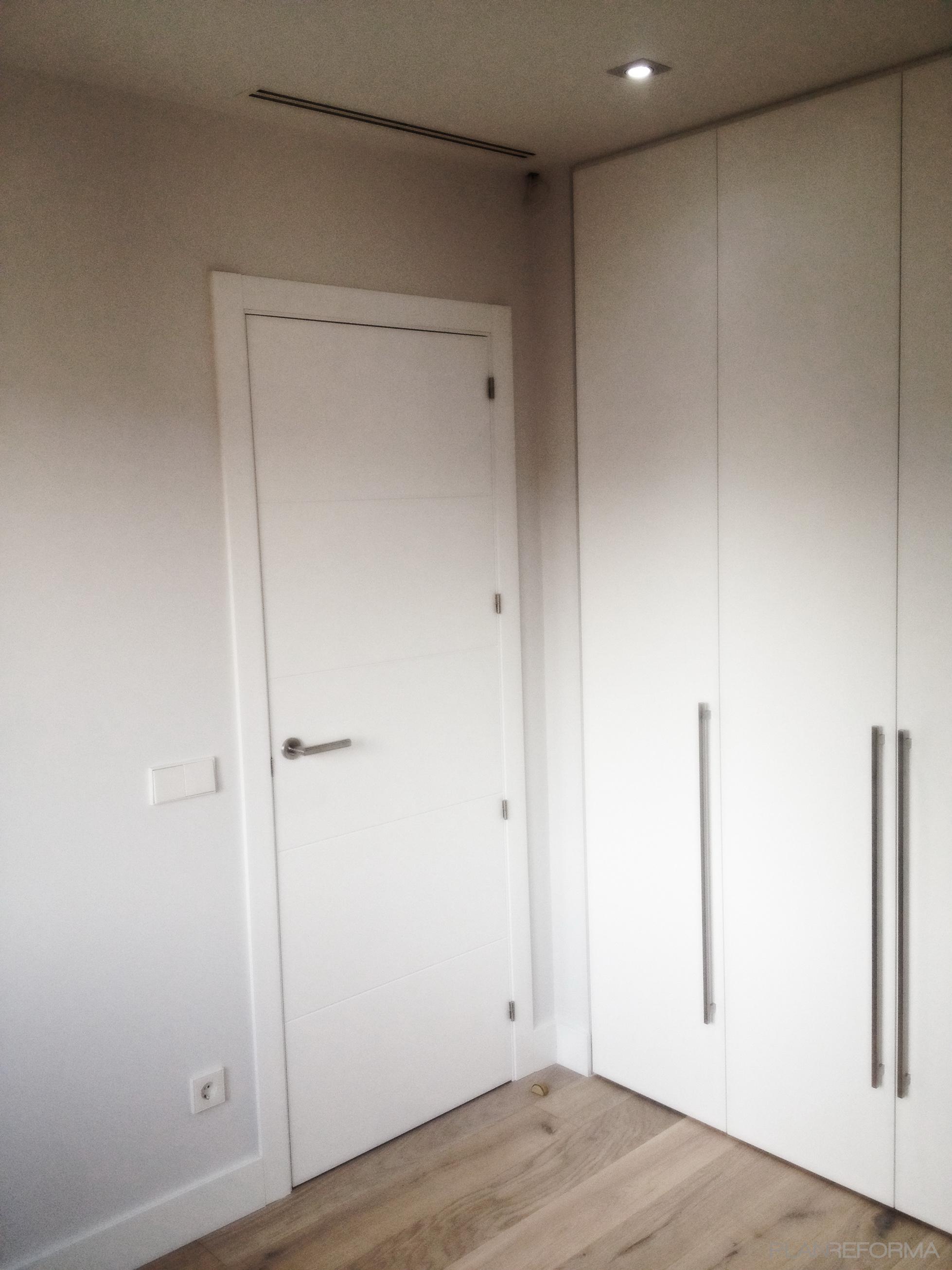 Dormitorio Estilo moderno Color marron, blanco, gris  diseñado por Javier Alvarez | Arquitecto 