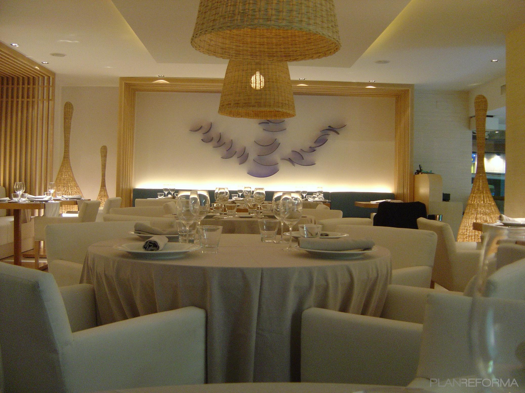 Restaurante Estilo moderno Color marron, blanco, gris  diseñado por Javier Alvarez | Arquitecto 