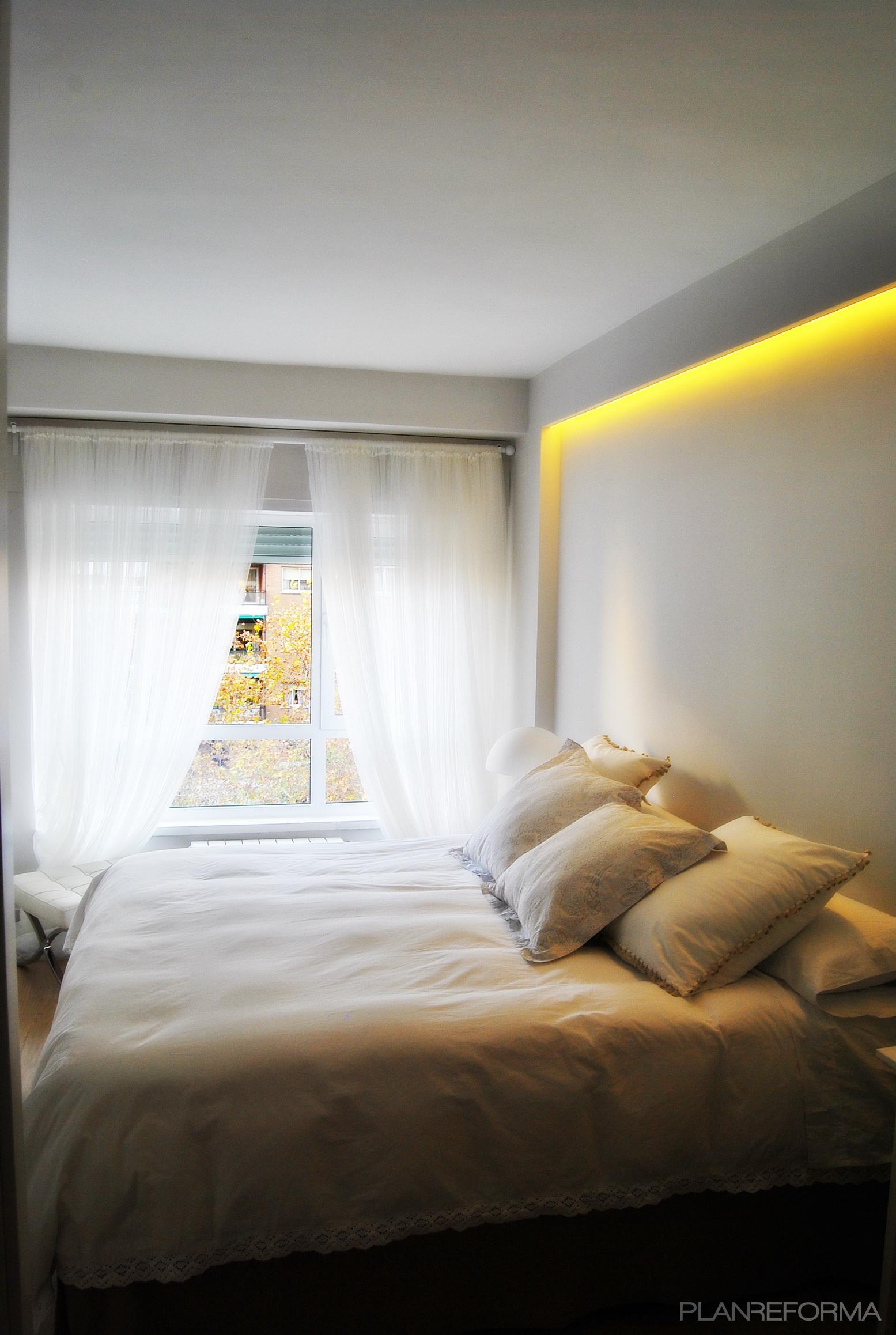 Dormitorio Estilo moderno Color marron, blanco